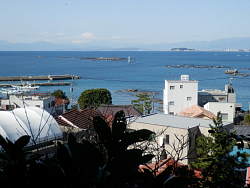 登り始めてすぐに見え出す海