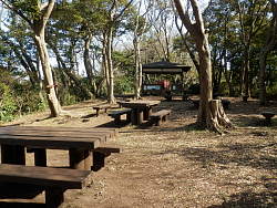 山頂の端に東屋