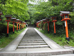 仁王門を過ぎた先の道