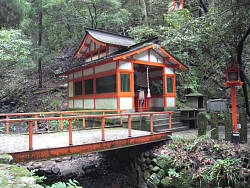 右にある摂社の一つ