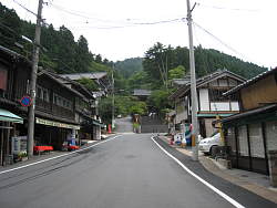 仁王門までの街道