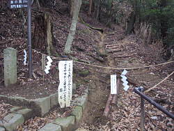 しめ縄が張られた山頂への道