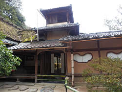 老梅関を入った所から 嘯月楼と雲形の窓