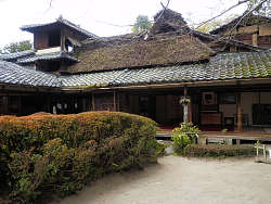 嘯月楼を庭から