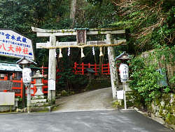 詩仙堂に隣接する八大神社鳥居