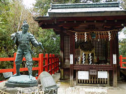 1.一乗寺下り松の古木(社内)と武蔵像 2.松を拡大