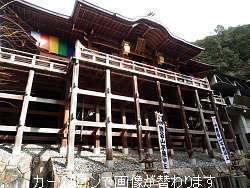 1.下から見上げる本殿 2.登山口側から