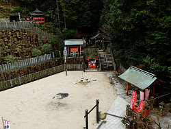 本殿から見下ろす平坦地