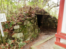 社殿の後ろにある石室