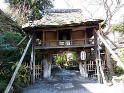 平八茶屋の入り口、建物の左にある