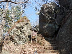 揚城戸跡の大きな岩