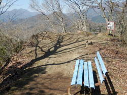 尾根上に出た左の平地