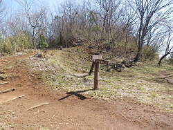 山頂は正面、右は東登山口へ