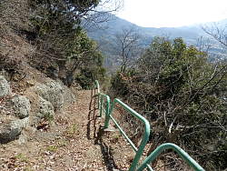 下り始めて少しの風景 正面に扇山