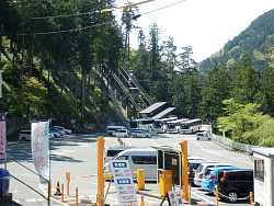 駐車所と奥に斜行エレベーター