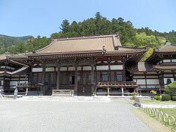 左右対称の仏殿