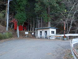 中央がトイレ、左奥に仁王門