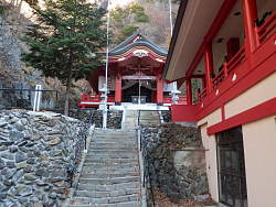 本堂と右手の社務所