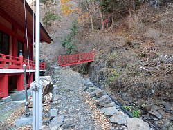 本堂横から赤い橋を渡って進む