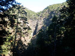 写ってないが本堂と雄滝が見える場所から