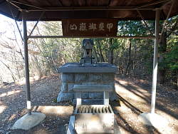 甲斐御嶽山と額の掛かった社