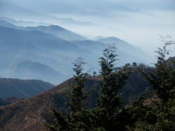 墨絵のような雰囲気の遠景